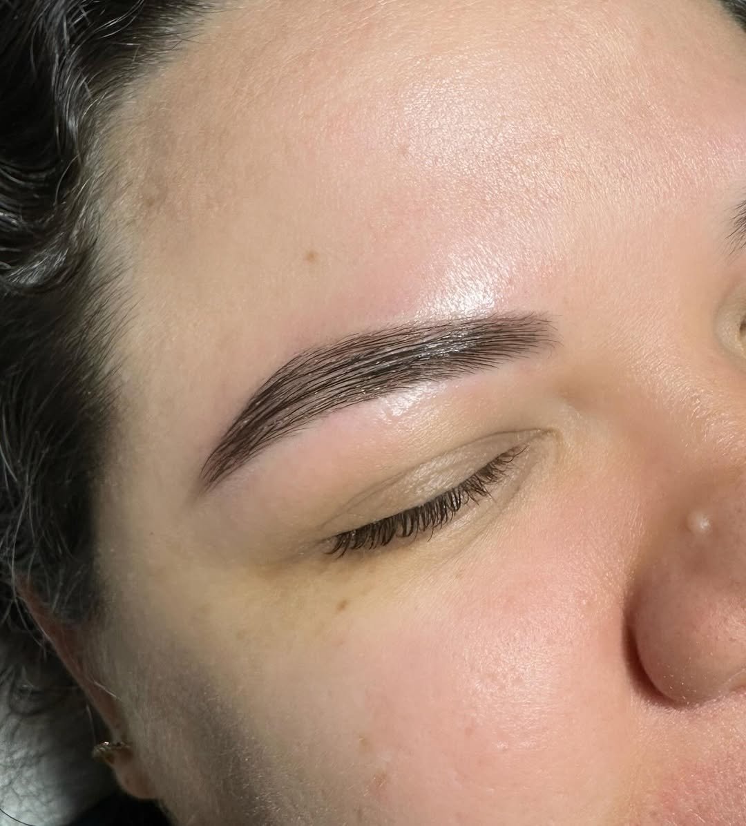 Photo by Luciana Rocha | Estética dos Pés / D’Epilação & Sobrancelhas in Studio Luciana Rocha. May be an image of one or more people, makeup, eyeliner and text.