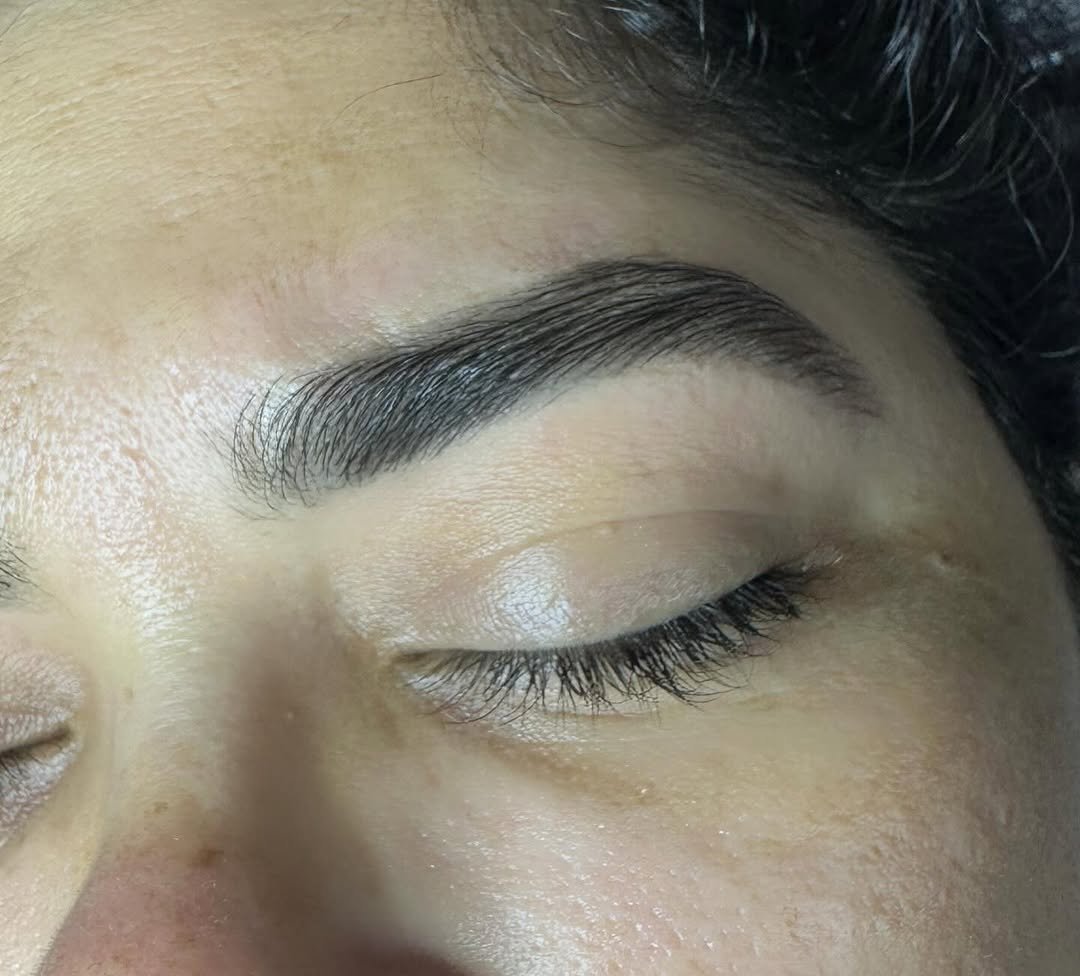 Photo by Luciana Rocha | Estética dos Pés / D’Epilação & Sobrancelhas in Studio Luciana Rocha. May be an image of one or more people, makeup and text.