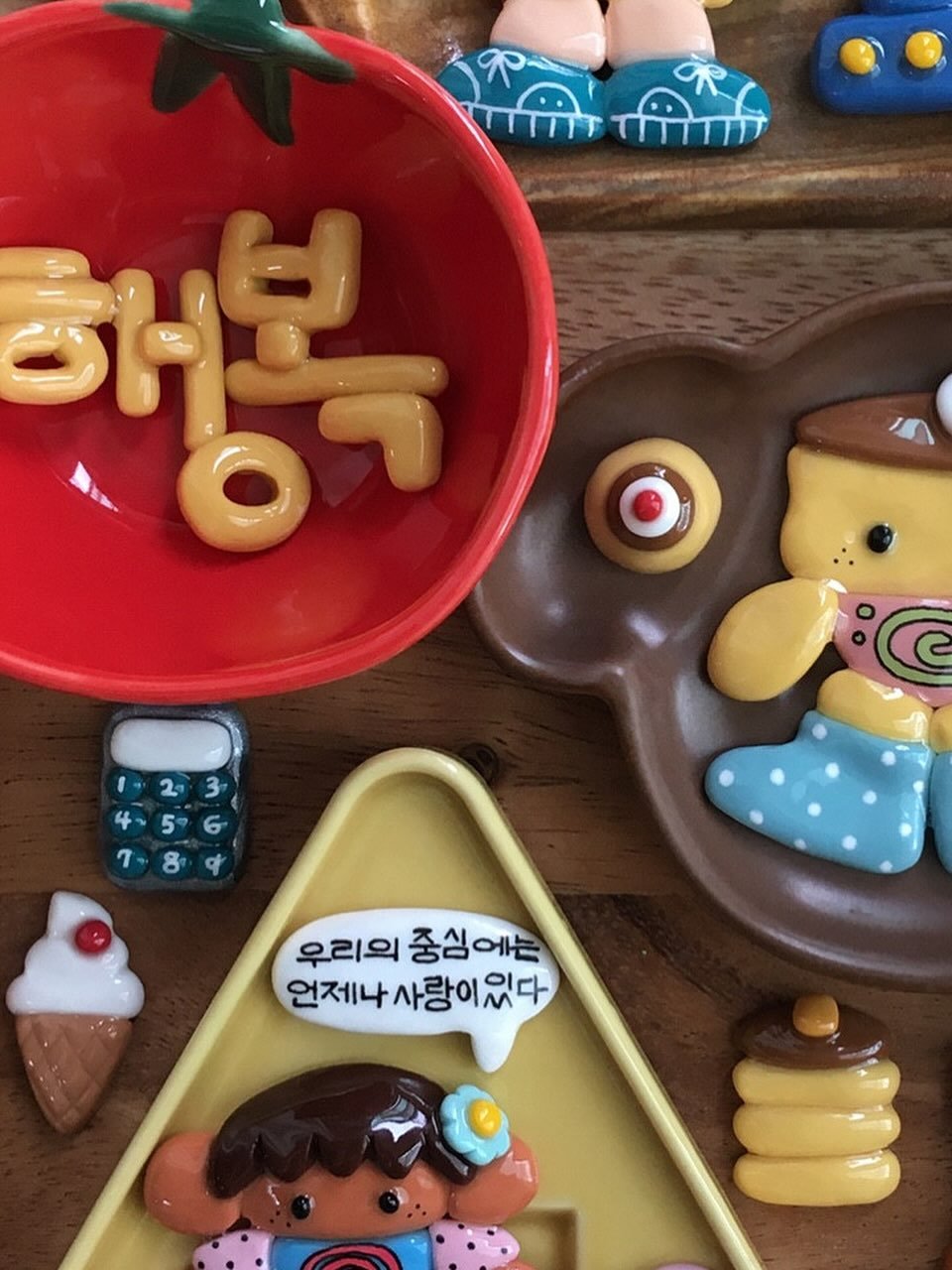 Photo shared by 부키🍀 | 부산의 느좋을 찾아서 . . 💭 on June 10, 2025 tagging @noccsung. May be an image of ‎toy, alphabet soup, chopsticks and ‎text that says '‎木 لل TTTIT علس حه 우리의 우리의중심에는 중심 중심에는 언제나 사랑이 언제나사랑이있다 이있다‎'‎‎.
