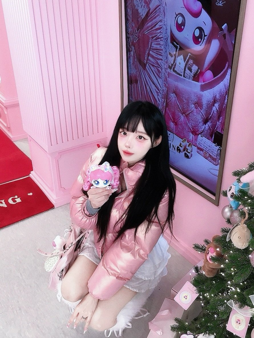 Photo shared by 럭키비키랜드 on December 30, 2025 tagging @the.teenieping. May be an image of bath robe and text.