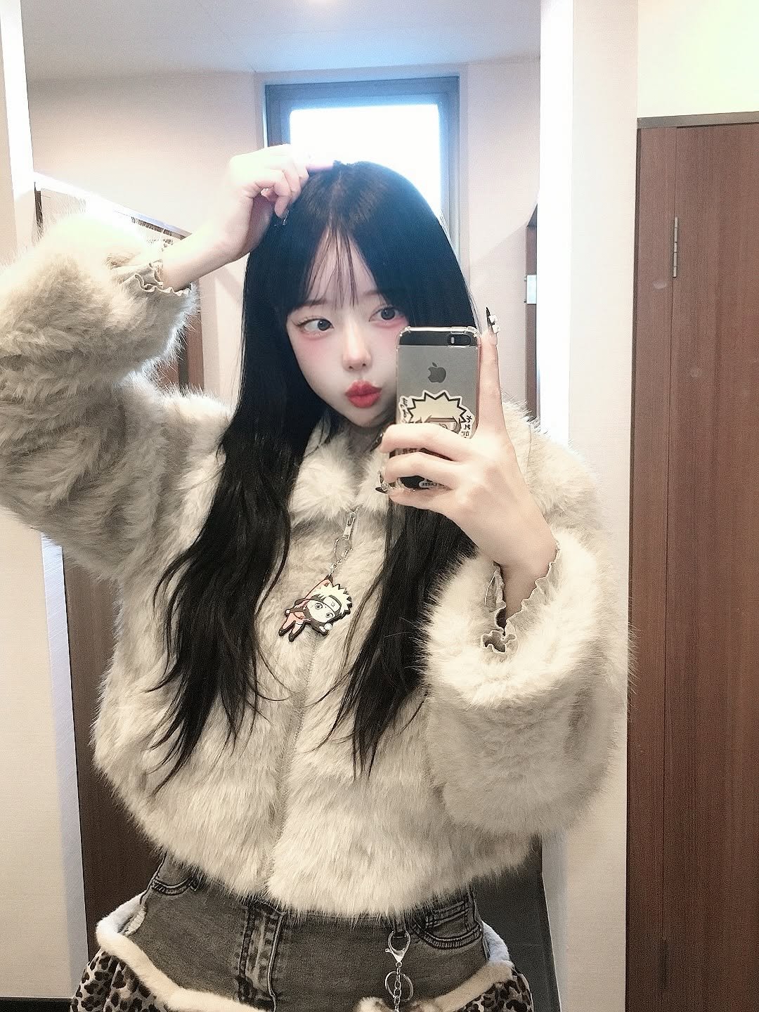 Photo by 럭키비키랜드 on December 18, 2025. May be an image of one or more people, hair, duffle coat, fur coat, parka and text.