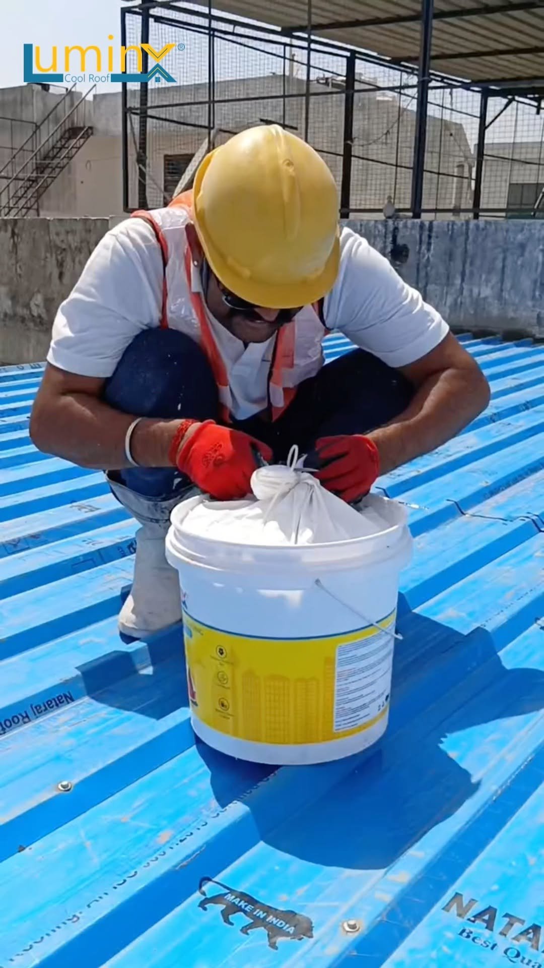 lumincoatings 게시물 이미지: Metal roofs heat up fast during summer — but...