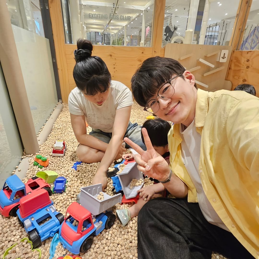 Photo by 작가 유치훈 | 30대 성장 일기장  📕 on August 14, 2025. May be an image of 2 people, train, lego and text.