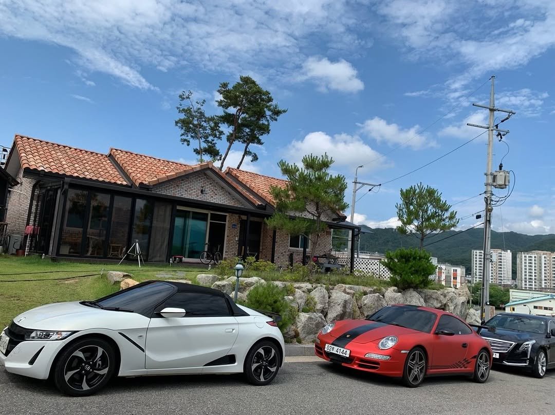 Photo by Yeonjoo shin on December 28, 2025. May be an image of car, convertible and roadster.