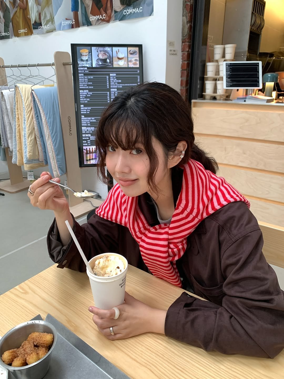 Photo shared by @제영 on September 15, 2025 tagging @cgp_kr. May be an image of 1 person, gelato, oatmeal cookies, cornflower and text.