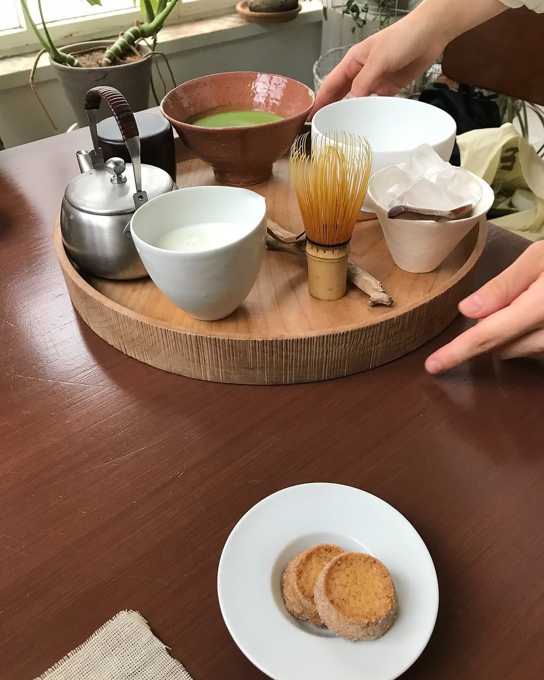 Photo shared by @제영 on July 19, 2025 tagging @fresh_fruity_, and @breeze_archive. May be an image of tea maker, cake, tea, chinaware, teapot, chopsticks, teacup and text.