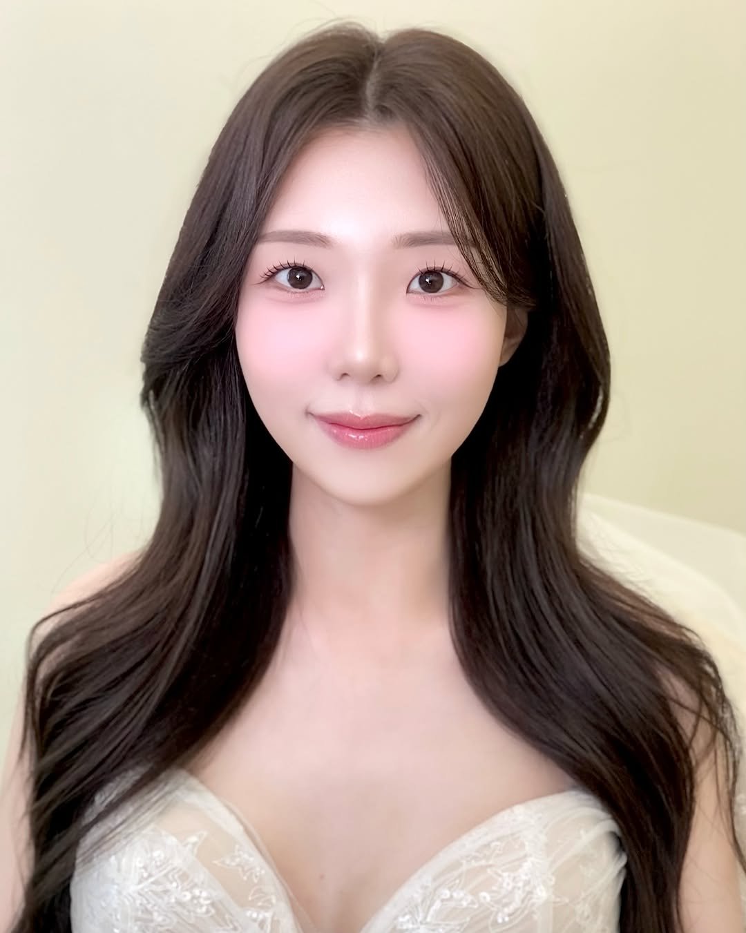 luvoir_seung6 게시물 이미지: ⠀
너무 아름다우신 촬영 신부님
맑고 청순하게 핑크메이크업 🌷💗
⠀
신부님께서...