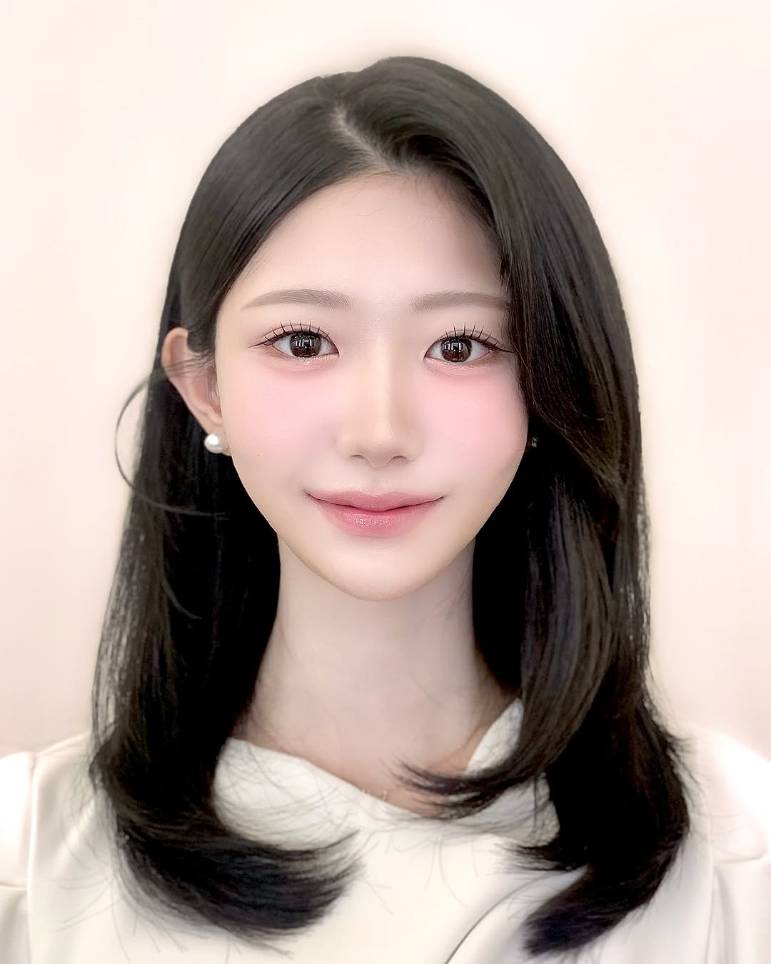 luvoir_seung6 게시물 이미지: ⠀
고객님 예쁜 이목구비 살려서
차분한 색감으로 인간토끼 메콥 🐰💓
⠀
퍼스널 톤에...