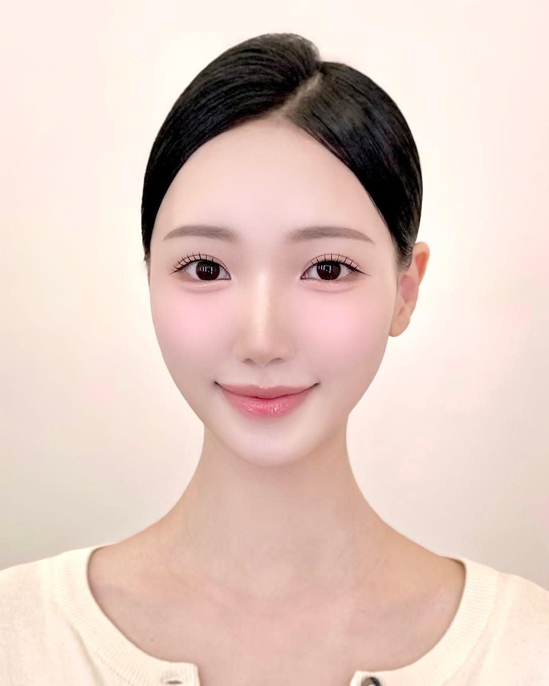 luvoir_seung6 게시물 이미지: ⠀
항공사 이미지에 맞춘 맑은 핑크 코랄
승무원메이크업 🍑🧡
⠀
Makeup...