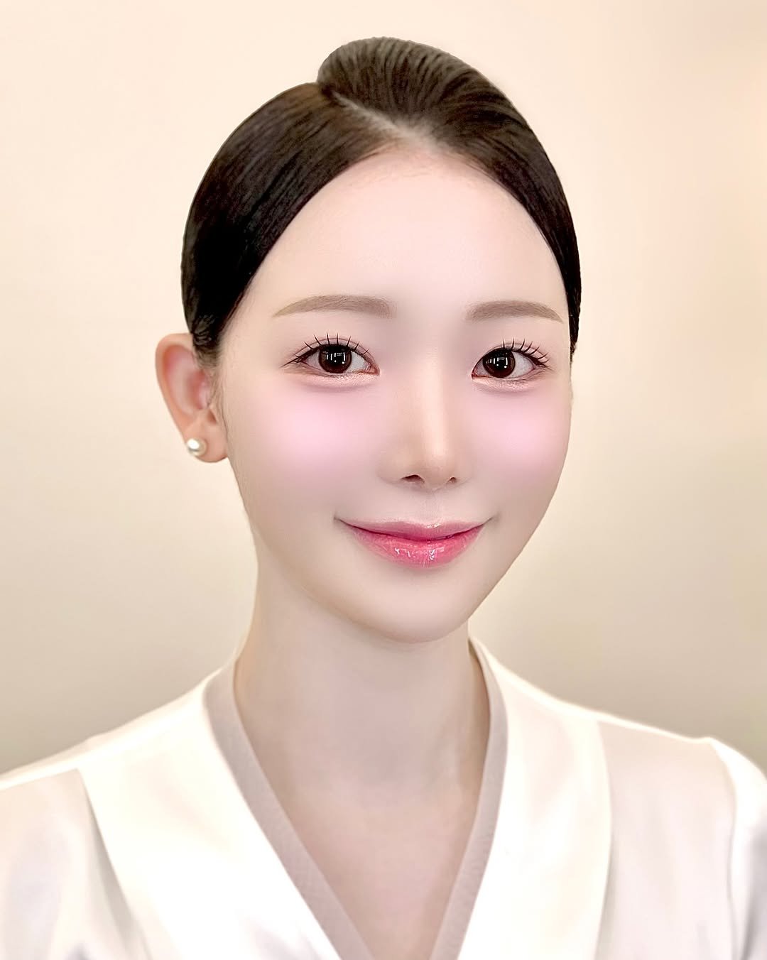 Photo by 루브아 승민 부원장 in 루브아 Luvoir. May be an image of one or more people, braids, makeup and text.