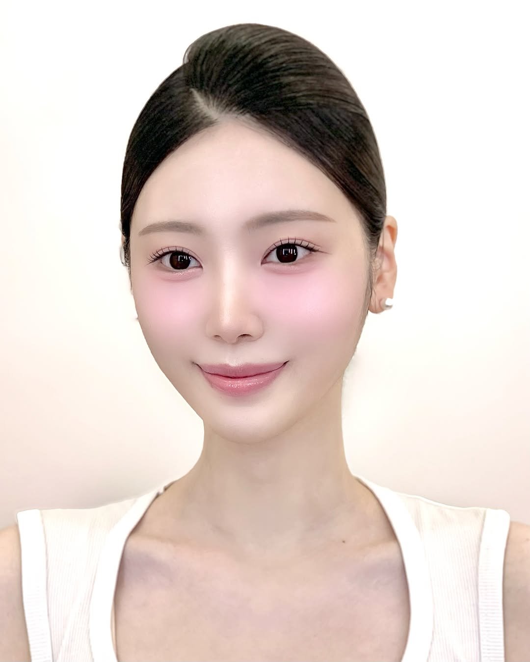 luvoir_seung6 게시물 이미지: ⠀
맑고 단아하게 #승무원메이크업 🫧🌷
⠀
쨍한 핑크톤이 안 어울리는...