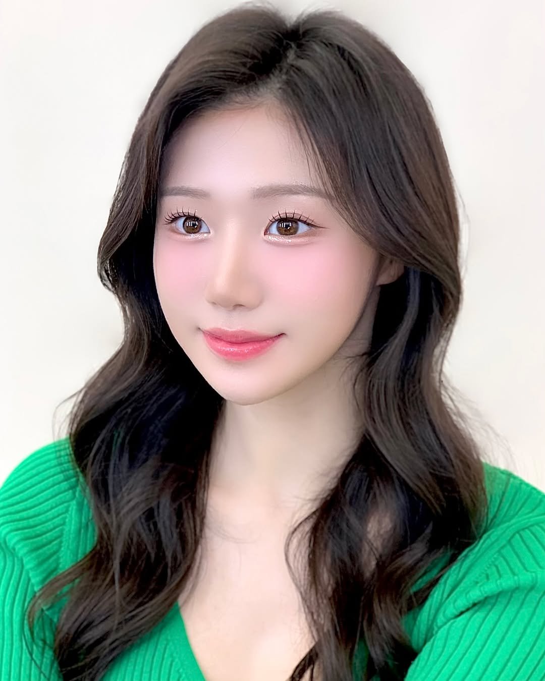 Photo by 루브아 승민 부원장 in 루브아 Luvoir. May be an image of one or more people, braids, makeup, top and text.