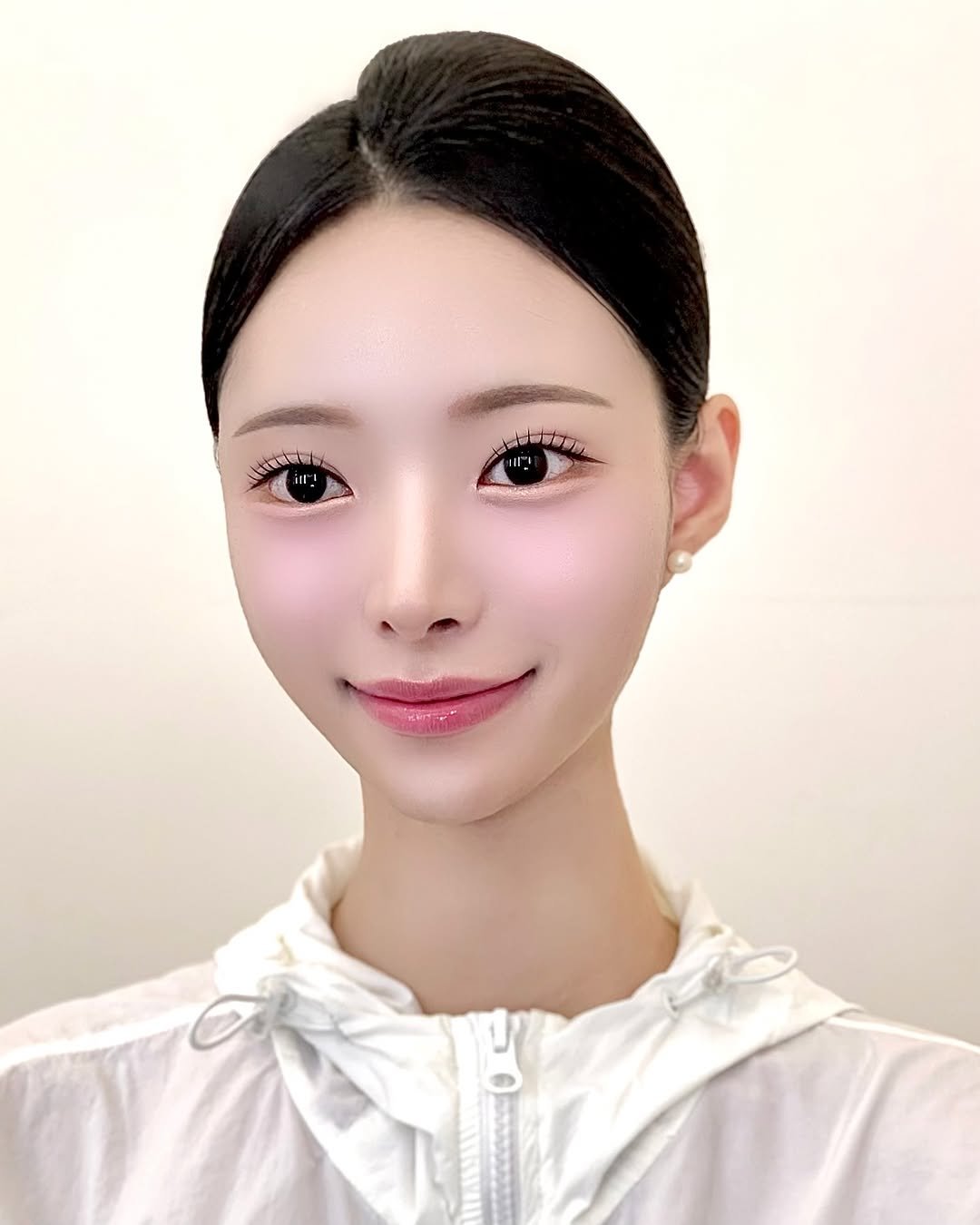 Photo by 루브아 승민 부원장 in 루브아 Luvoir. May be an image of one or more people, braids, makeup and text.