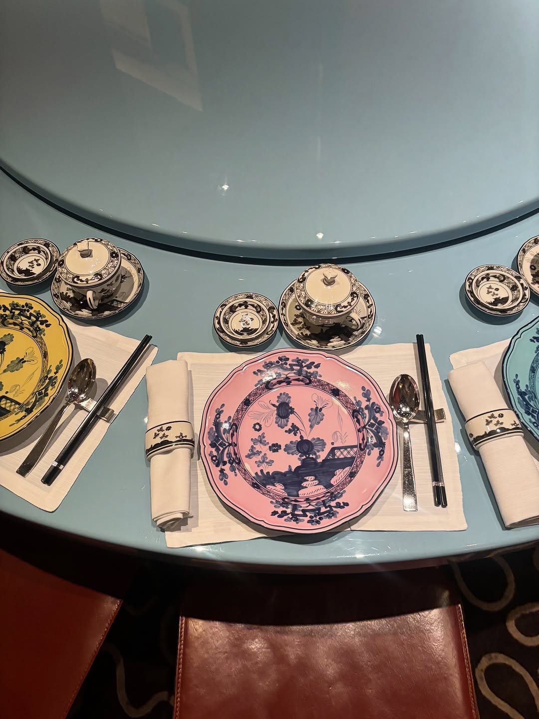 Photo by 최승은 on October 22, 2025. May be an image of napkin ring, chinaware, napkin, placemat and text.