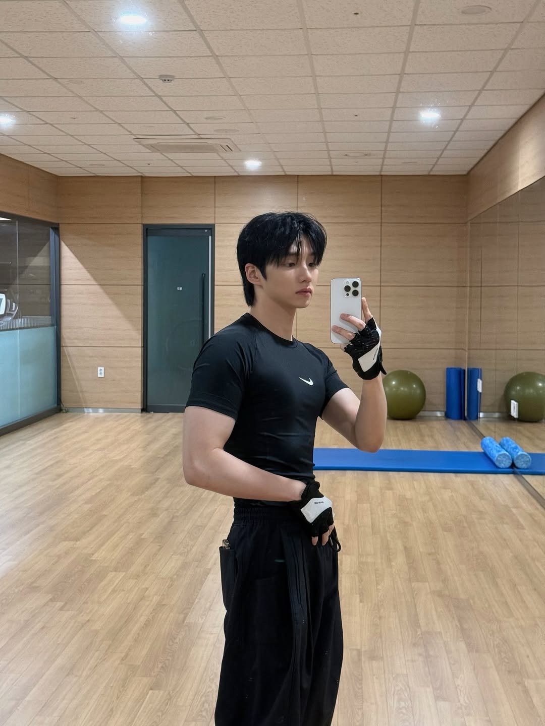 Photo by 배일리룩 Baeilylook on January 06, 2026. May be an image of one or more people, biceps, punching bag and sweatpants.
