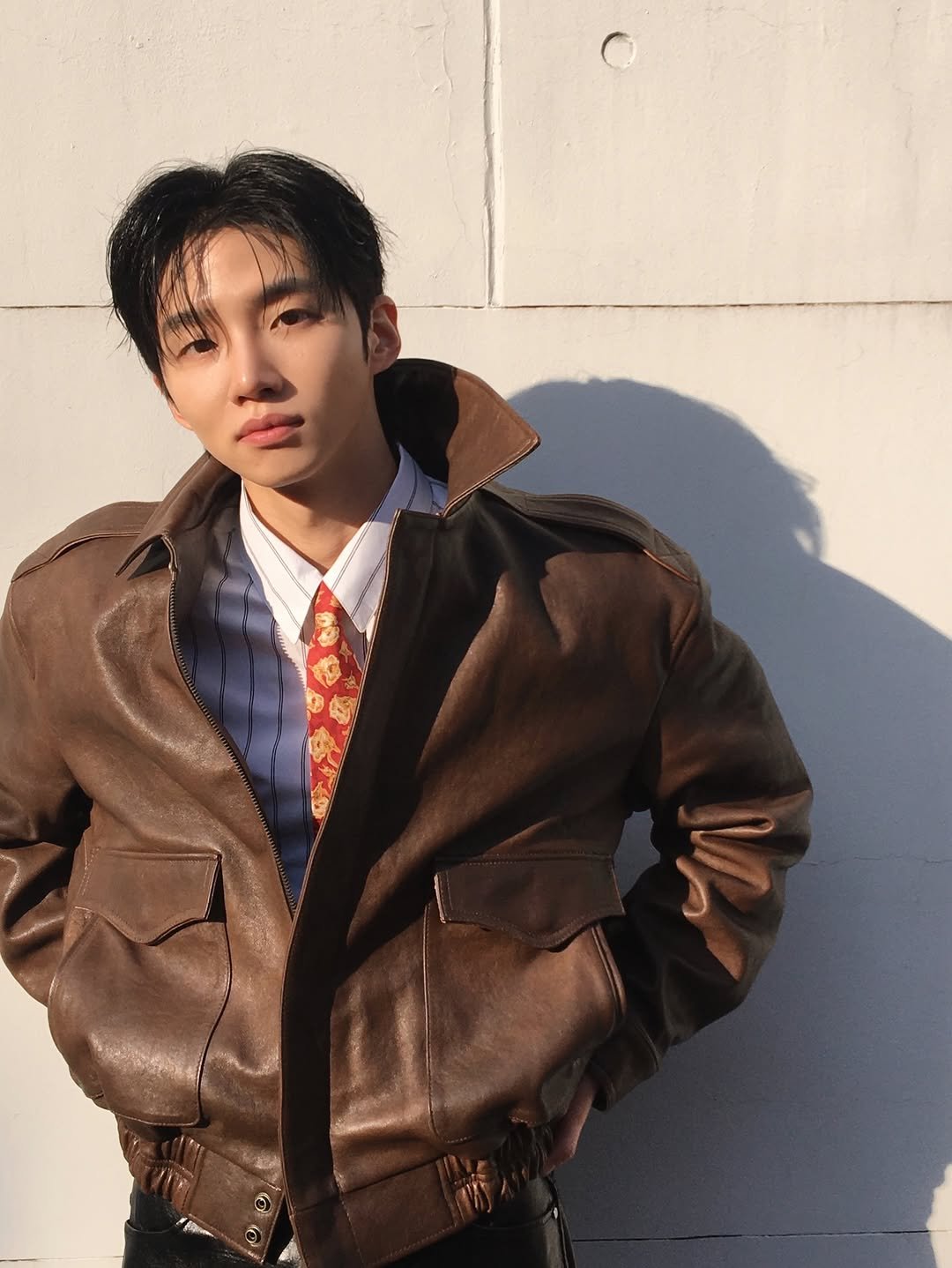 Photo by 배일리룩 Baeilylook on March 12, 2026. May be an image of overcoat, duffle coat, bolo tie, blazer and text.