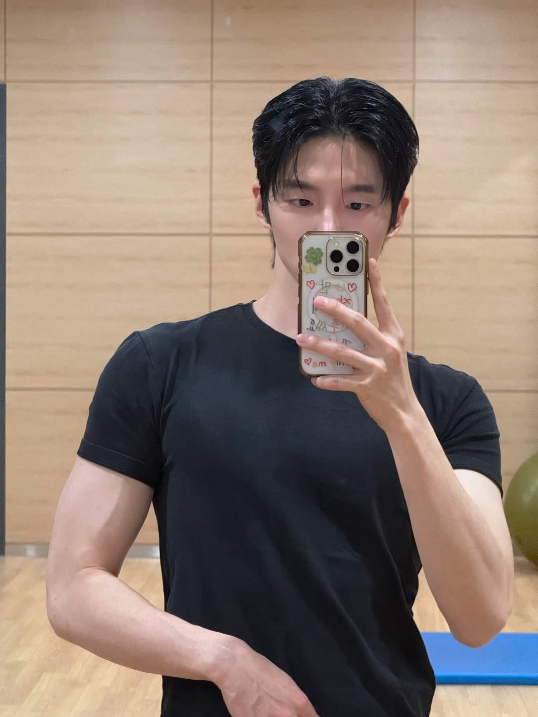 Photo by 배일리룩 Baeilylook on March 13, 2026. May be an image of one or more people, biceps and text.