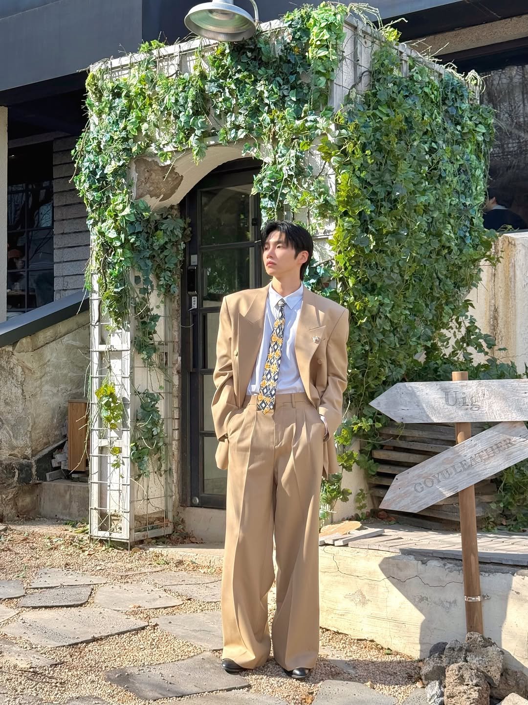 Photo by 배일리룩 Baeilylook on March 16, 2026. May be an image of overcoat, wingtip shoes, bolo tie, dinner jacket, suit, blazer and text.