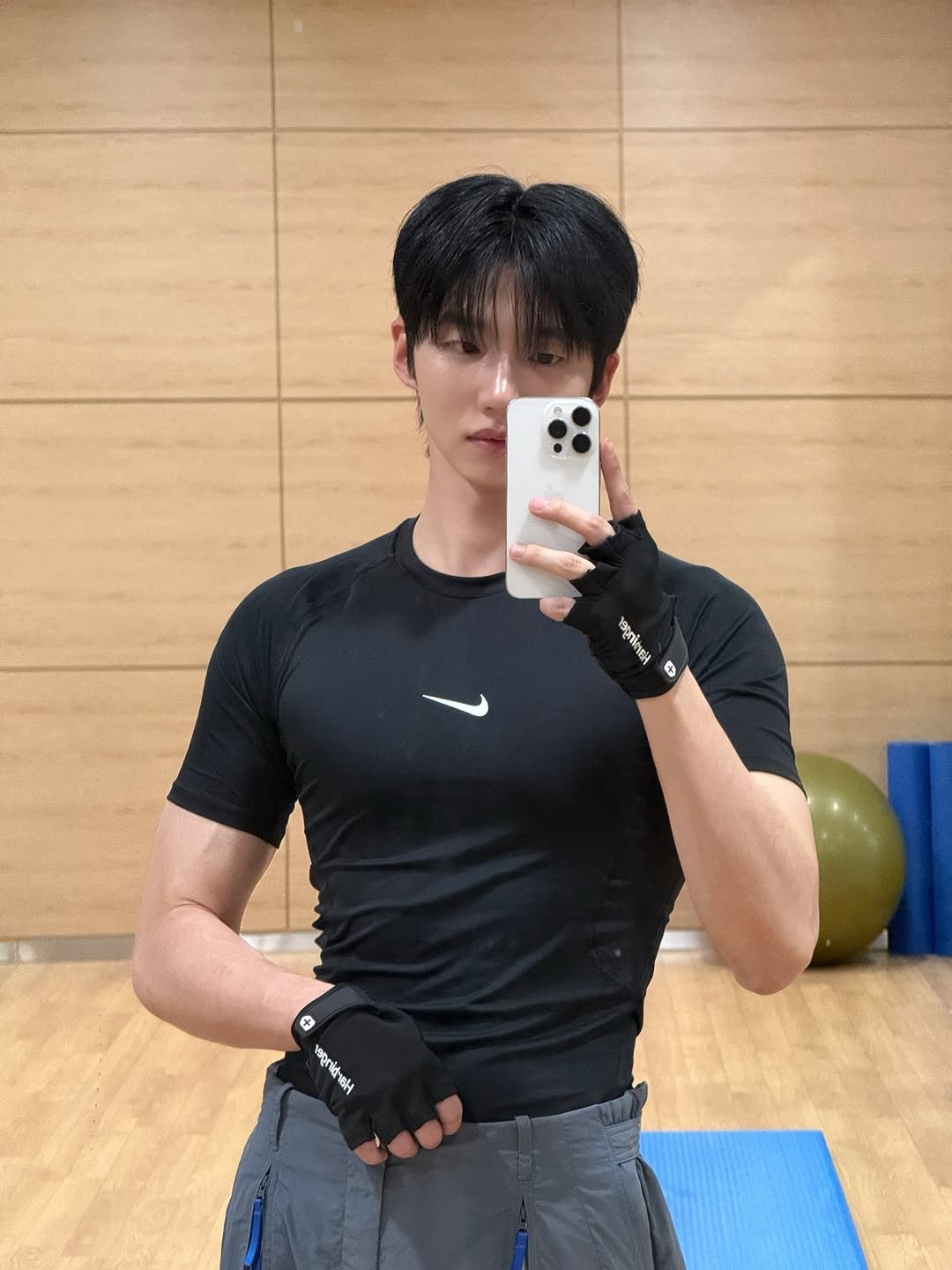 Photo by 배일리룩 Baeilylook on March 19, 2026. May be an image of one or more people, biceps, sweatpants and text.