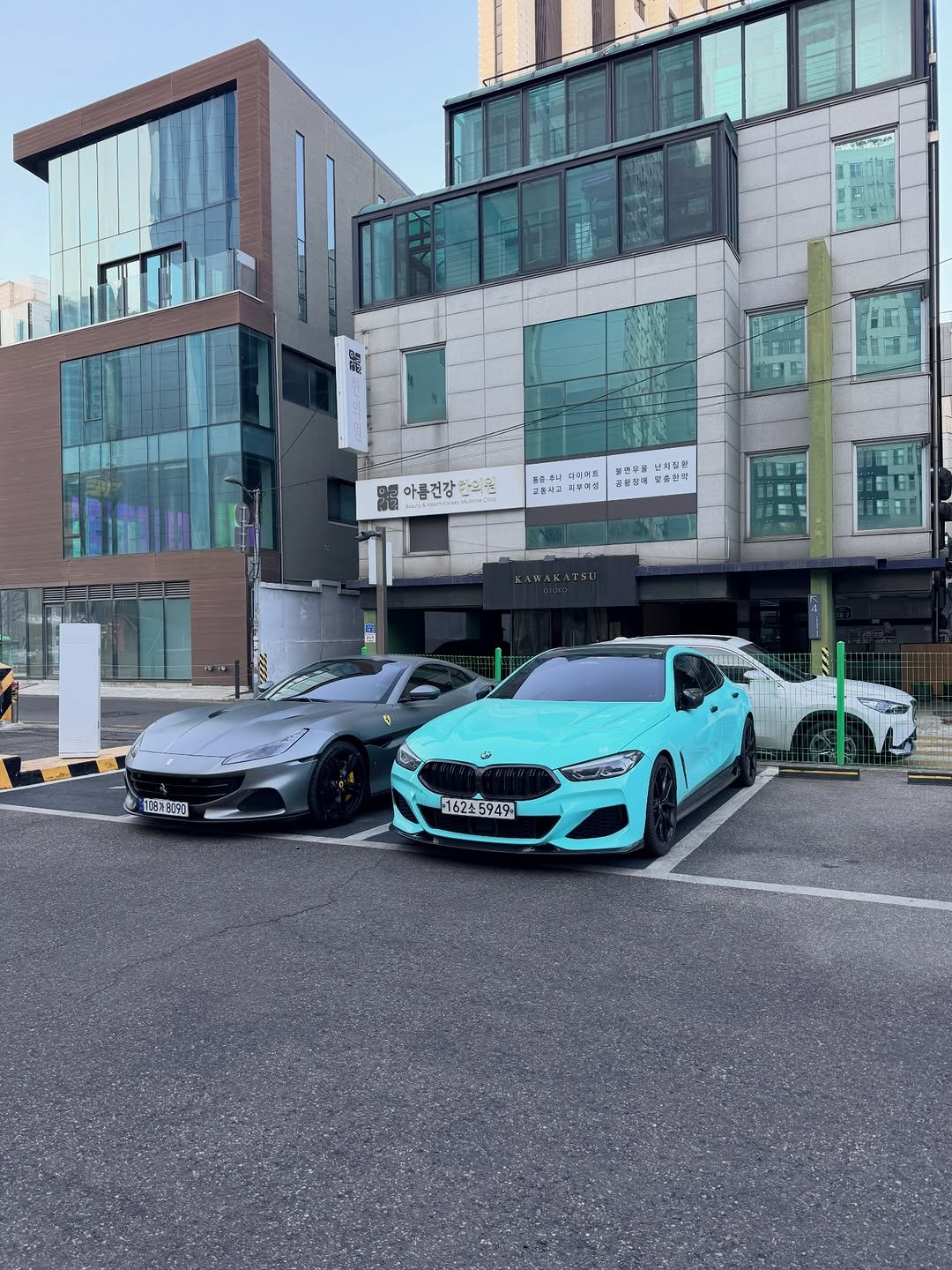 Photo by 전 정수 on February 18, 2026. May be an image of sedan and text.