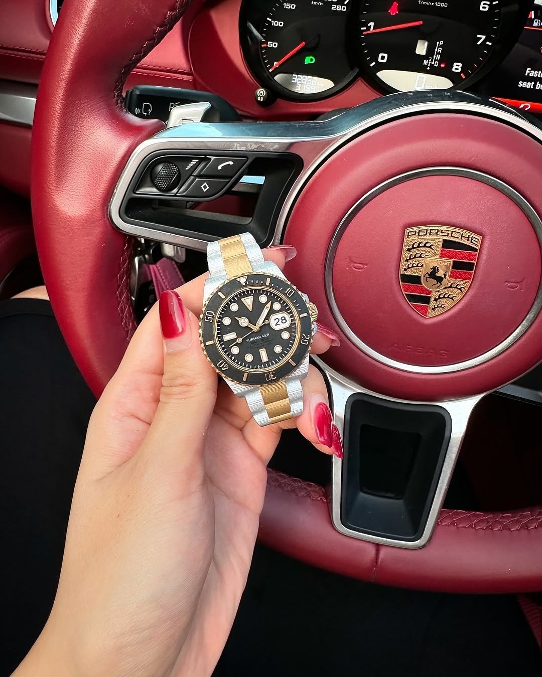 Photo shared by 전 정수 on November 11, 2025 tagging @luxxmall_official. May be an image of wrist watch and text.