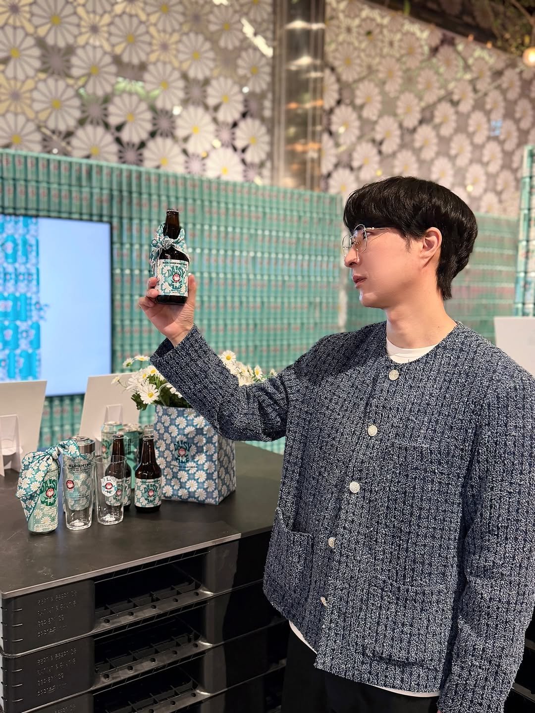 Photo by 전 정수 on November 06, 2025. May be an image of standing, fragrance, flask, cornflower and text.