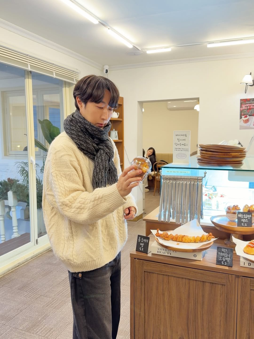 Photo by 전 정수 on February 04, 2026. May be an image of duffle coat, bread, turtleneck, bolo tie, cornflower and text.