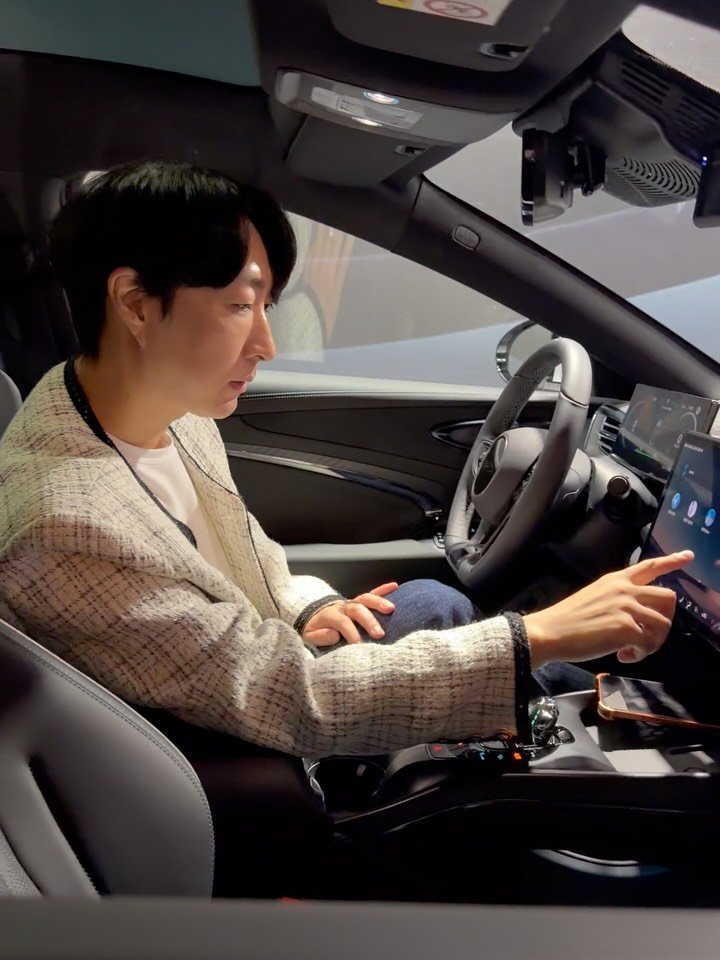 luxxtv 게시물 이미지: 잡지 행사가서 차애만 관심이 더 생기는 남자 ㅋ̤̫ㅋ̤̮ㅋ̤̻
차구경하고,...