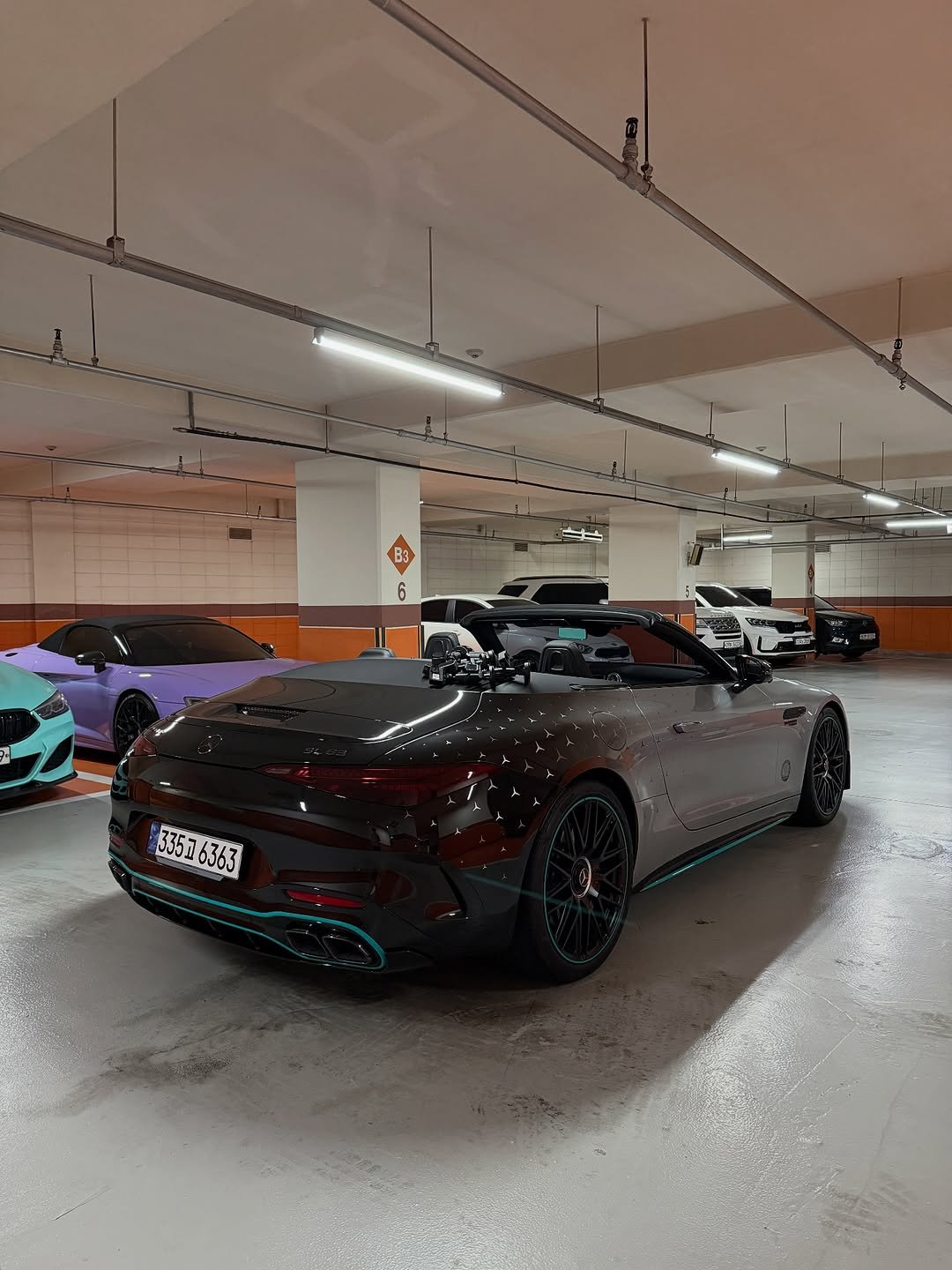 Photo by 전 정수 on September 26, 2025. May be an image of car, roadster, convertible, wheel and text that says 'B3 B3 6 6 335고6363 6363 0J 3001'.