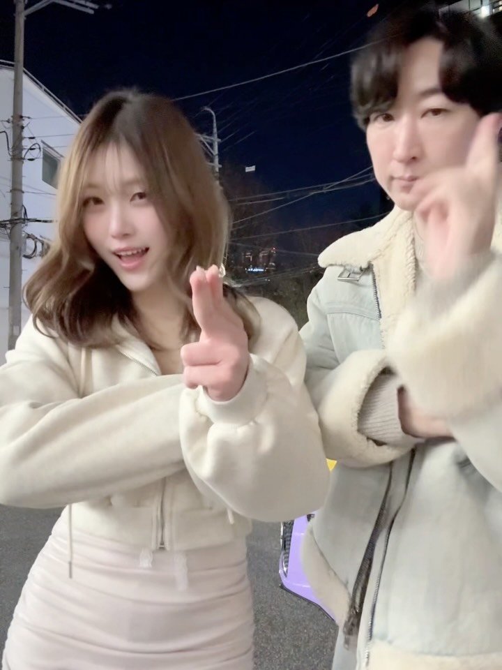 luxxtv 게시물 이미지: 갑자기 외국 틱톡 인플루언서 분이 첼린지 찍어달라함. 

영상 망쳐서 죄송😑......