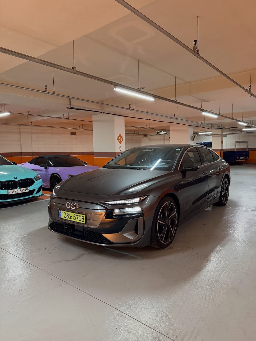 Photo by 전 정수 on December 29, 2025. May be an image of wheel, sedan and text that says 'B3 스스스 6 6 162459 162소5949 100円 1385708 LE70A 179L 5708 708'.