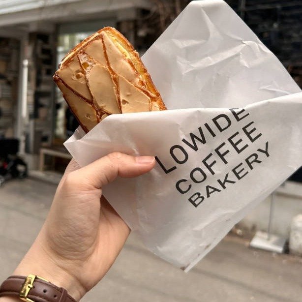 Photo by 라나 필라테스 on August 13, 2025. May be an image of baguette, babka, turnover, fritter, croissant, eclair, pretzel and text.