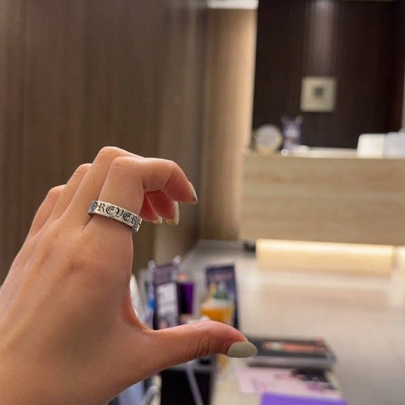 Photo by 라나 필라테스 on August 12, 2025. May be an image of ring, bangle and text.