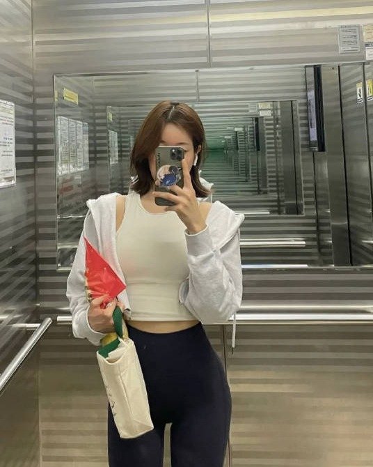 Photo by 라나 필라테스 on August 11, 2025. May be a selfie of 1 person, activewear, top, sportswear, sweatpants, mirror and text.