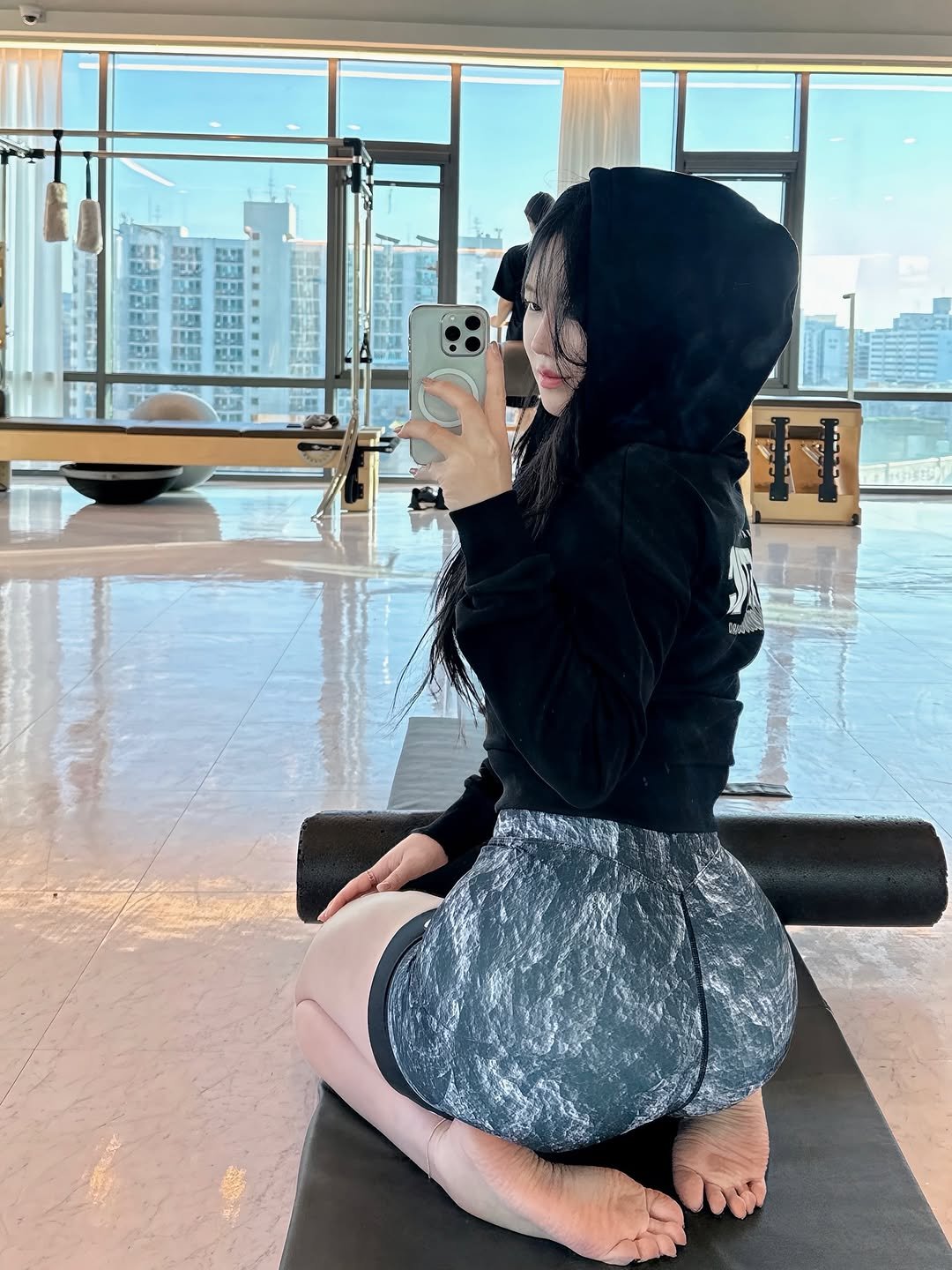 Photo shared by 𝐉𝐢𝐚𝐧🫧 일상  • 헬스 • 뷰티 •짐웨어 on December 30, 2025 tagging @vermann_official. May be an image of yoga, activewear, mat, sweatpants, headscarf, sportswear and text.