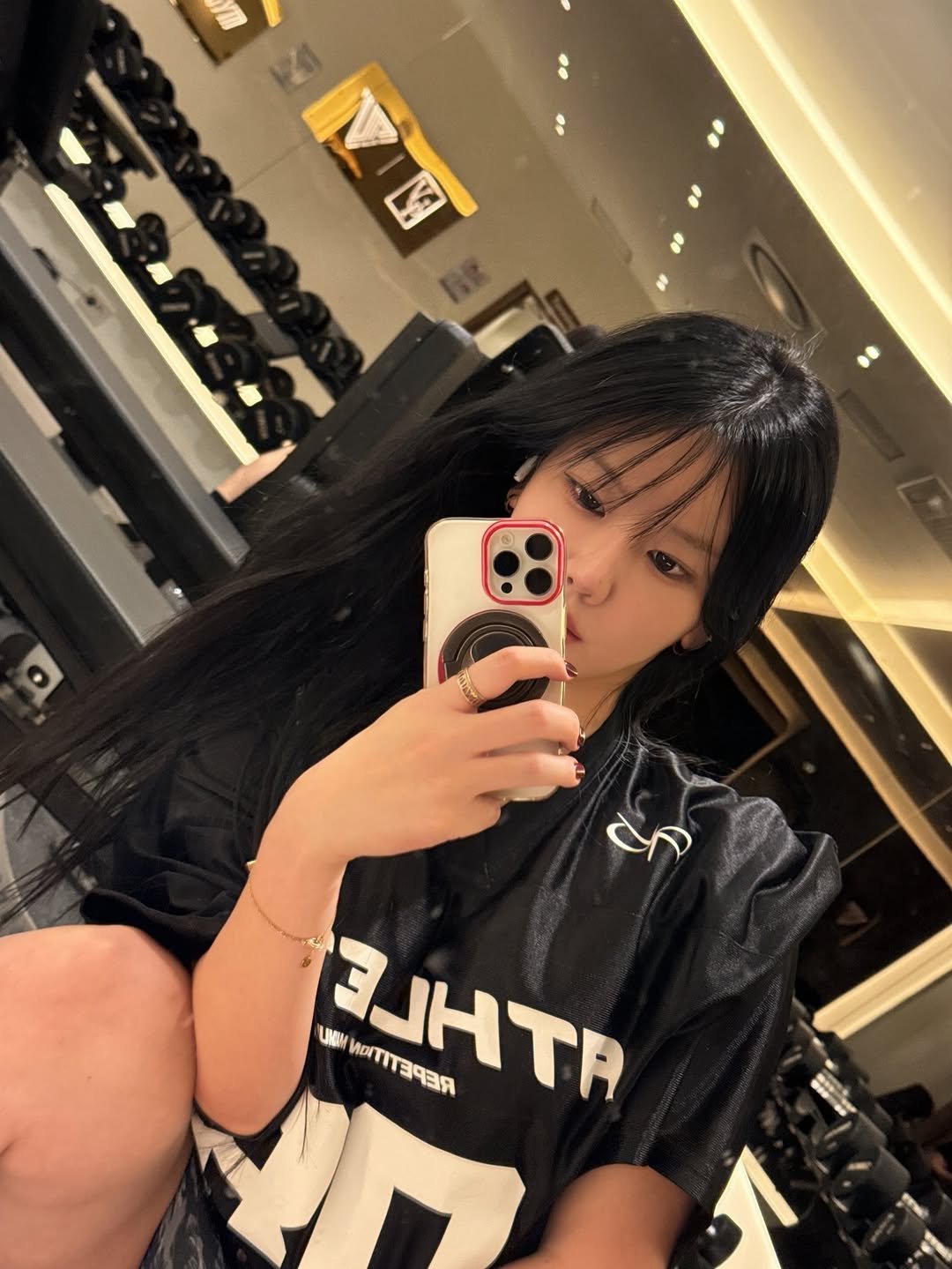 Photo by 𝐉𝐢𝐚𝐧🫧 일상  • 헬스 • 뷰티 •짐웨어 in Seoul, Korea with @repximum. May be a selfie of one or more people, hair, top and text.