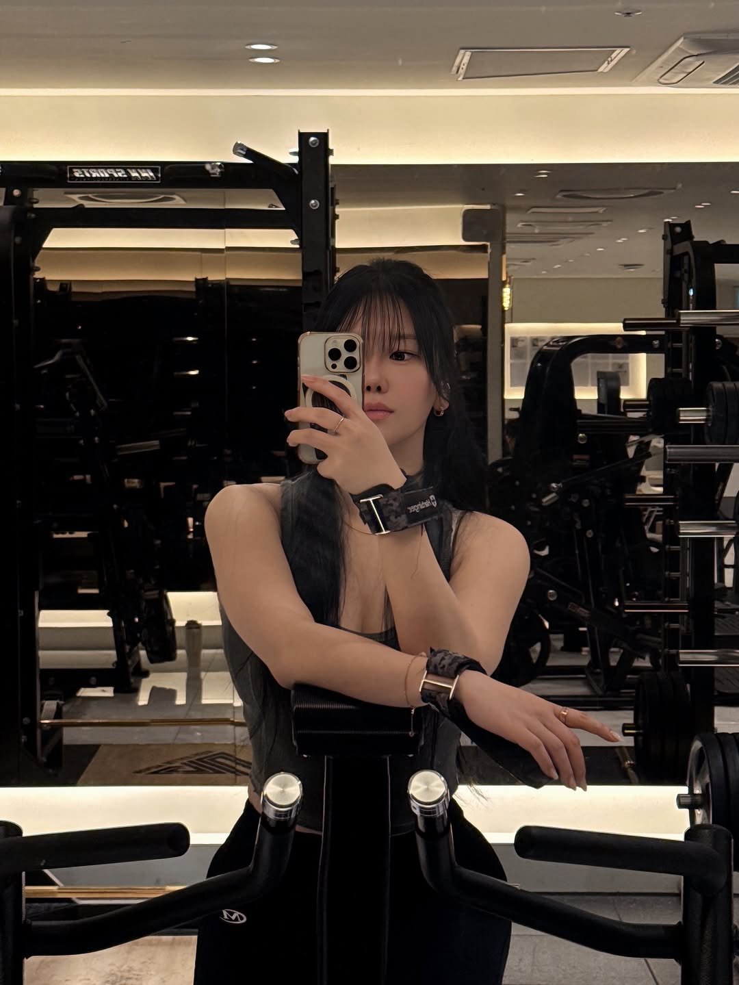 Photo shared by 𝐉𝐢𝐚𝐧🫧 일상  • 헬스 • 뷰티 •짐웨어 on April 15, 2026 tagging @mihk_official. May be a selfie of one or more people, biceps, treadmill, mirror and text.