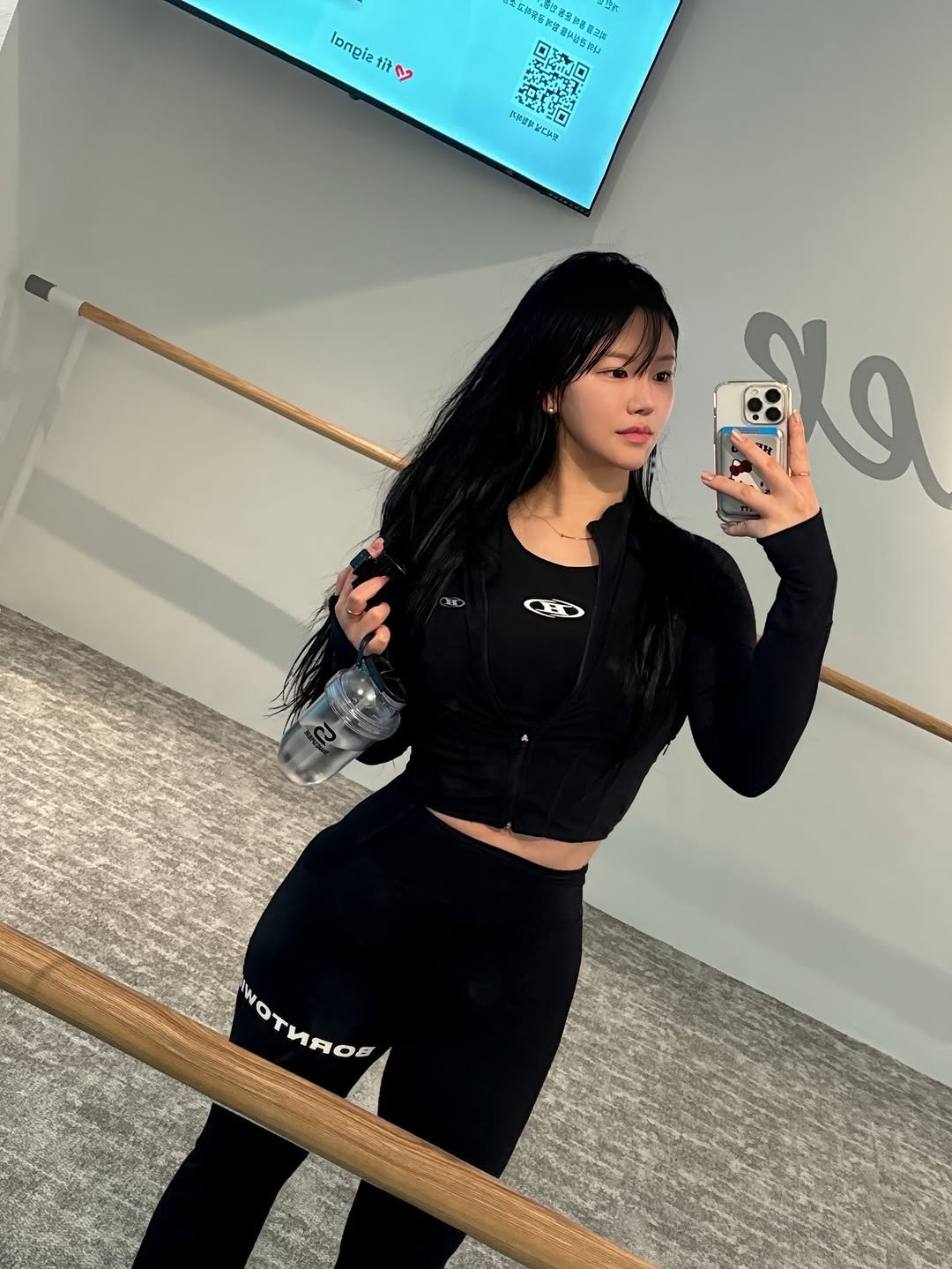 Photo shared by 𝐉𝐢𝐚𝐧🫧 일상  • 헬스 • 뷰티 •짐웨어 on February 23, 2026 tagging @barretone_.magok. May be a selfie of activewear, sweatpants, tights, sportswear and text.