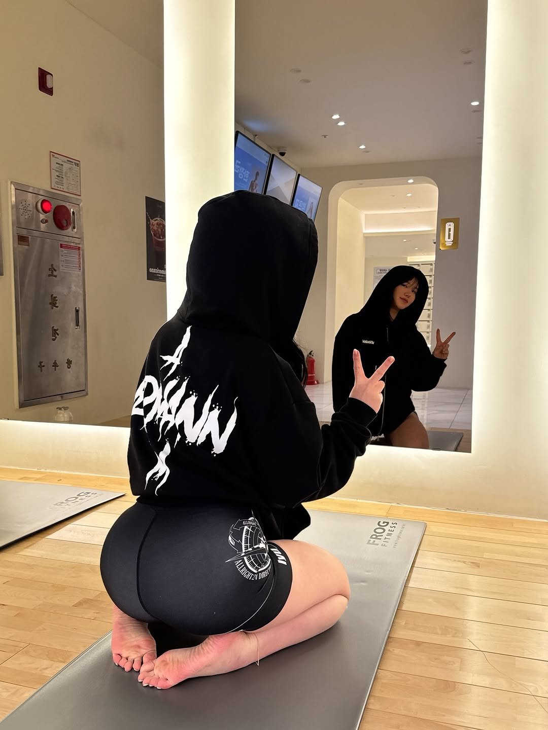 Photo shared by 𝐉𝐢𝐚𝐧🫧 일상  • 헬스 • 뷰티 •짐웨어 on February 18, 2026 tagging @dtmd_gear, and @vermann_official. May be an image of yoga, standing, activewear, sweatpants, sportswear, tights, face mask and text.