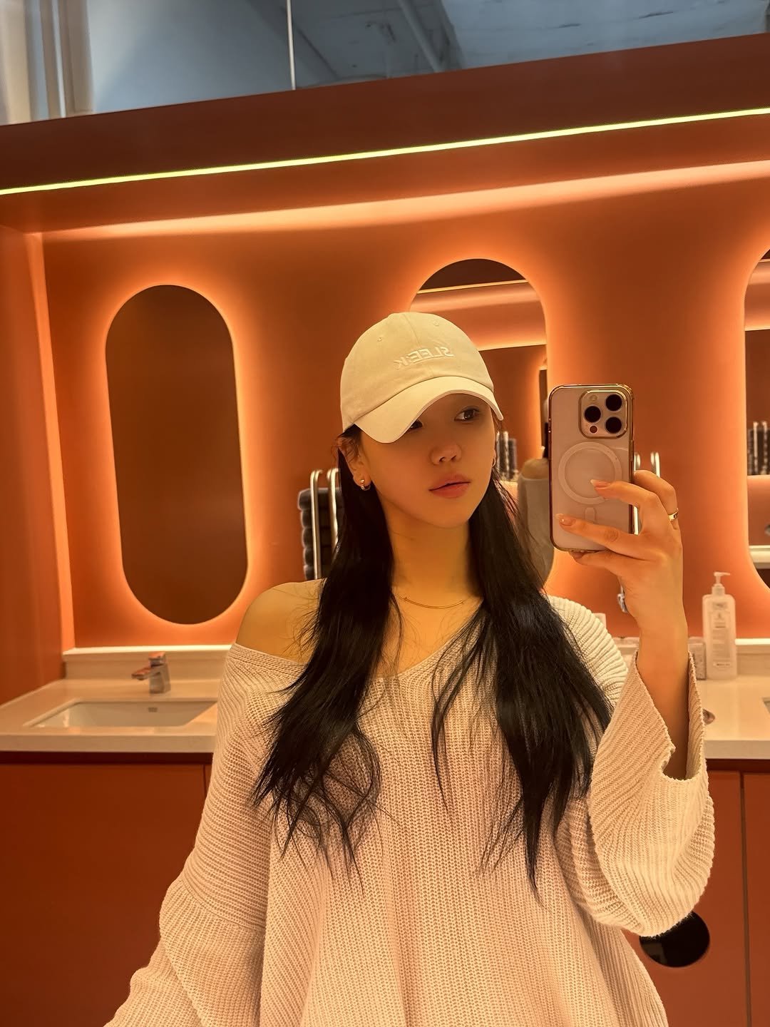 Photo by 𝐉𝐢𝐚𝐧🫧 일상  • 헬스 • 뷰티 •짐웨어 on April 16, 2026. May be a selfie of one or more people, makeup, hat, mirror and text.