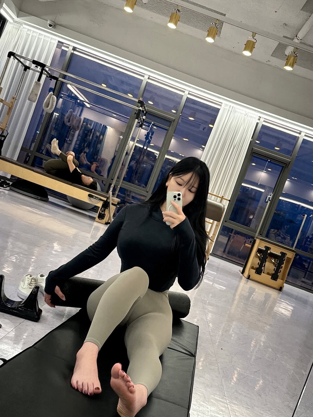 Photo by 𝐉𝐢𝐚𝐧🫧 일상  • 헬스 • 뷰티 •짐웨어 on December 23, 2025. May be an image of yoga, activewear, sweatpants, mat, tights and text.