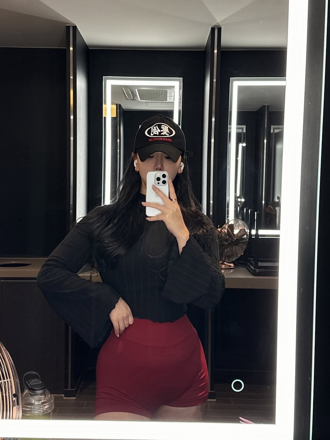 Photo by 𝐉𝐢𝐚𝐧🫧 일상  • 헬스 • 뷰티 •짐웨어 on December 20, 2025. May be a selfie of one or more people, activewear, mirror, skirt, top and text.