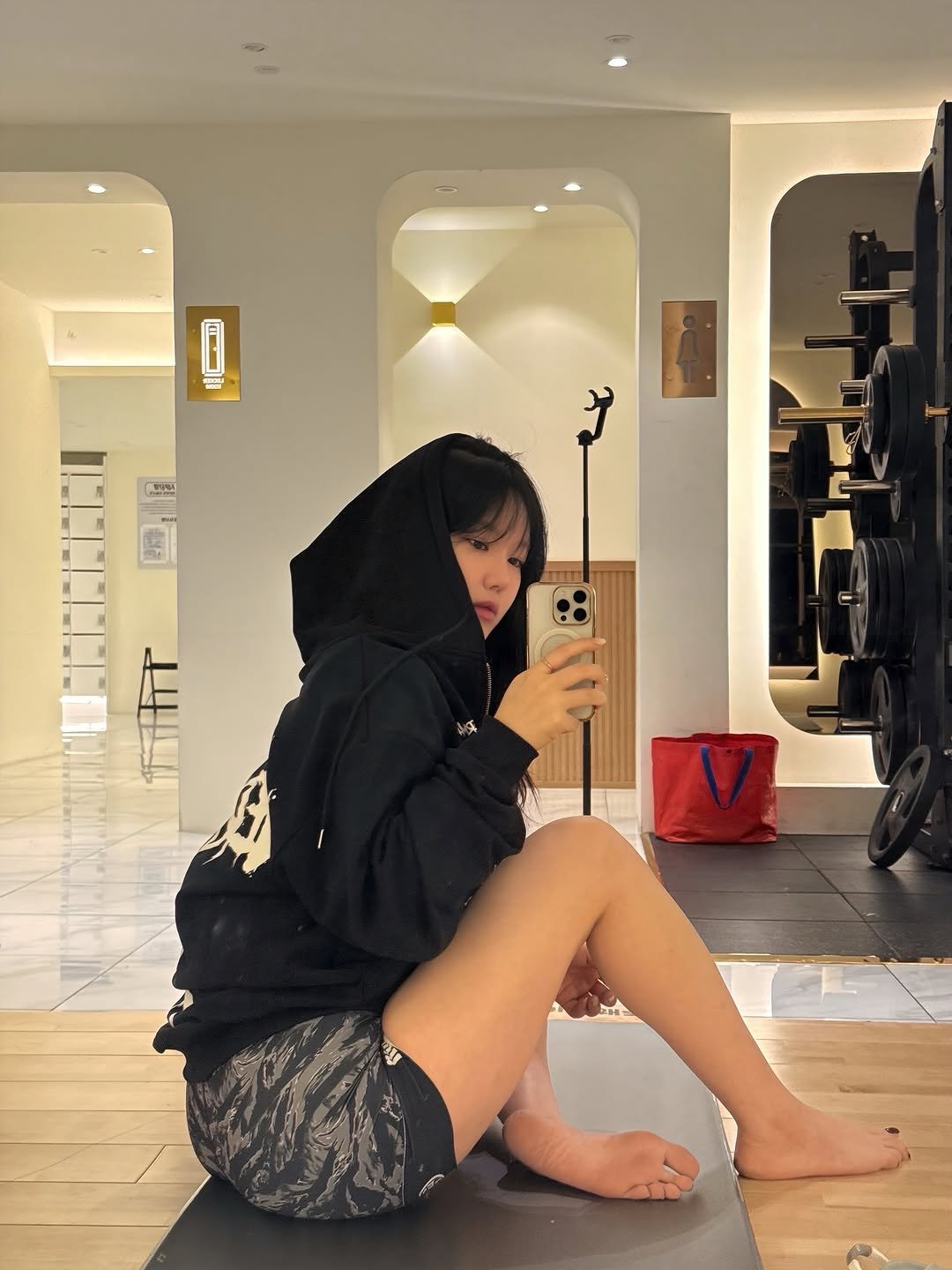 Photo shared by 𝐉𝐢𝐚𝐧🫧 일상  • 헬스 • 뷰티 •짐웨어 on April 12, 2026 tagging @dtmd_gear, and @vermann_official. May be an image of activewear, sweatpants, shorts, sweatshirt, parka, sportswear, mirror and text.