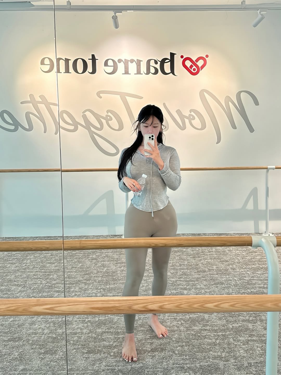 Photo shared by 𝐉𝐢𝐚𝐧🫧 일상  • 헬스 • 뷰티 •짐웨어 on February 09, 2026 tagging @barretone_.magok. May be an image of yoga, dancing, activewear, mat, tights and text.