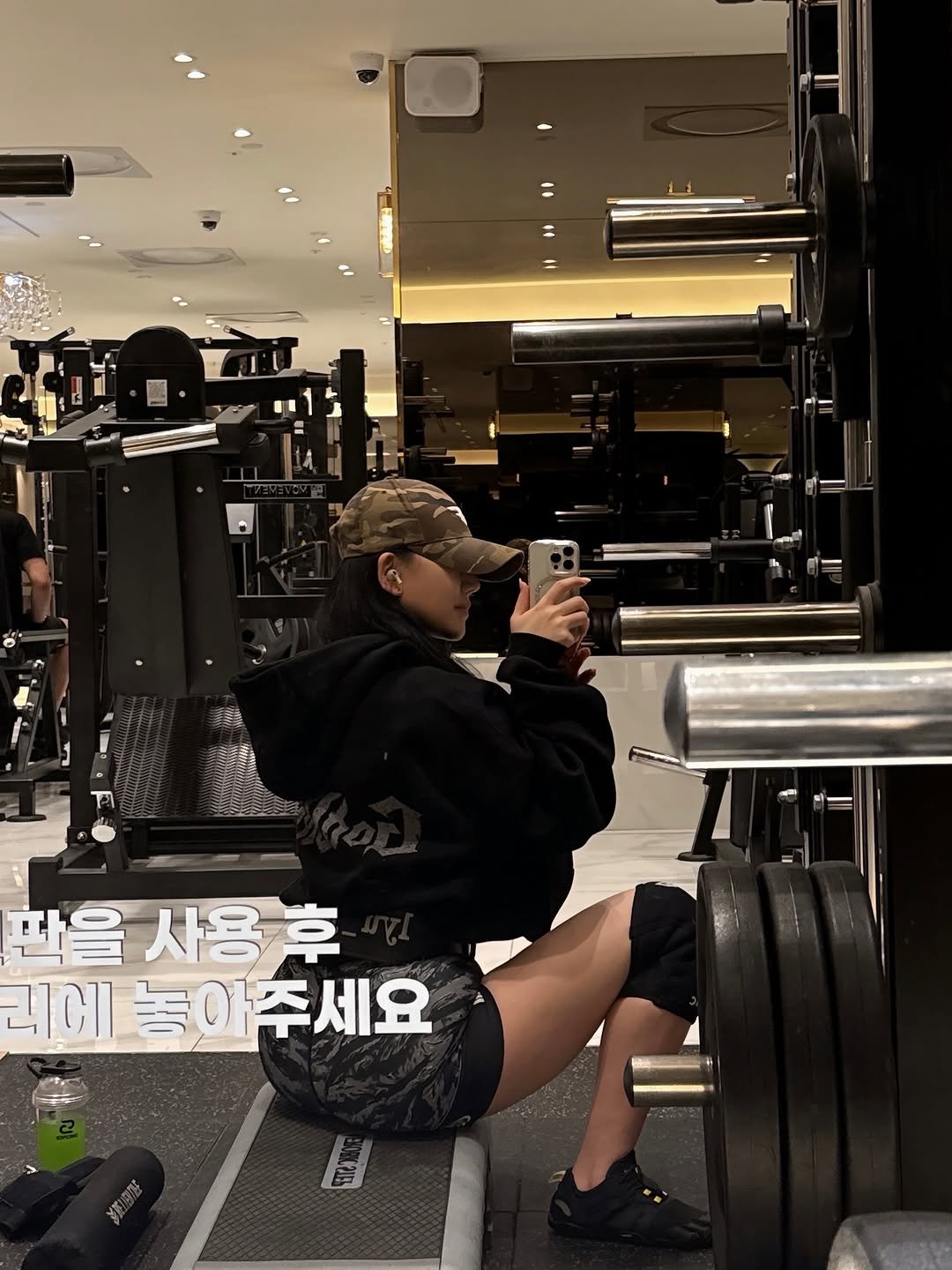 Photo shared by 𝐉𝐢𝐚𝐧🫧 일상  • 헬스 • 뷰티 •짐웨어 on April 21, 2026 tagging @dtmd_gear, @rocfit_official, and @_godbless26. May be an image of sportswear, sweatpants, top and text that says '판을 사용 사용후 후 리에 놓아주세요 놓아'.