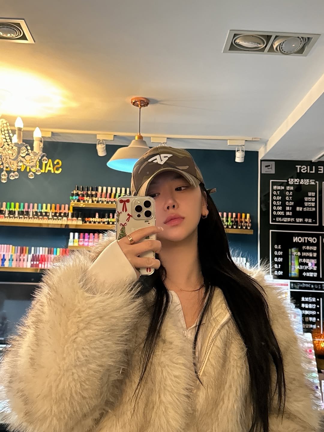 Photo by 𝐉𝐢𝐚𝐧🫧 일상  • 헬스 • 뷰티 •짐웨어 on December 16, 2025. May be a selfie of one or more people, makeup, sable coat, phone, hat, top, parka, mirror and text.