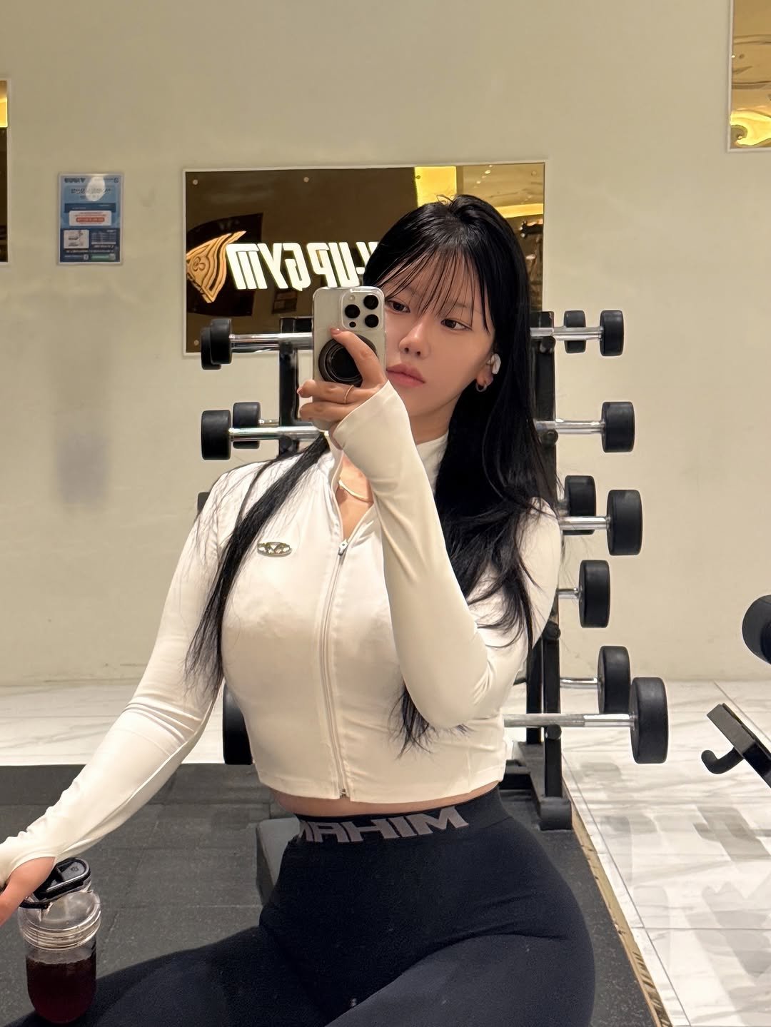 Photo by 𝐉𝐢𝐚𝐧🫧 일상  • 헬스 • 뷰티 •짐웨어 on April 27, 2026. May be a selfie of activewear, sportswear, sweatpants and text.