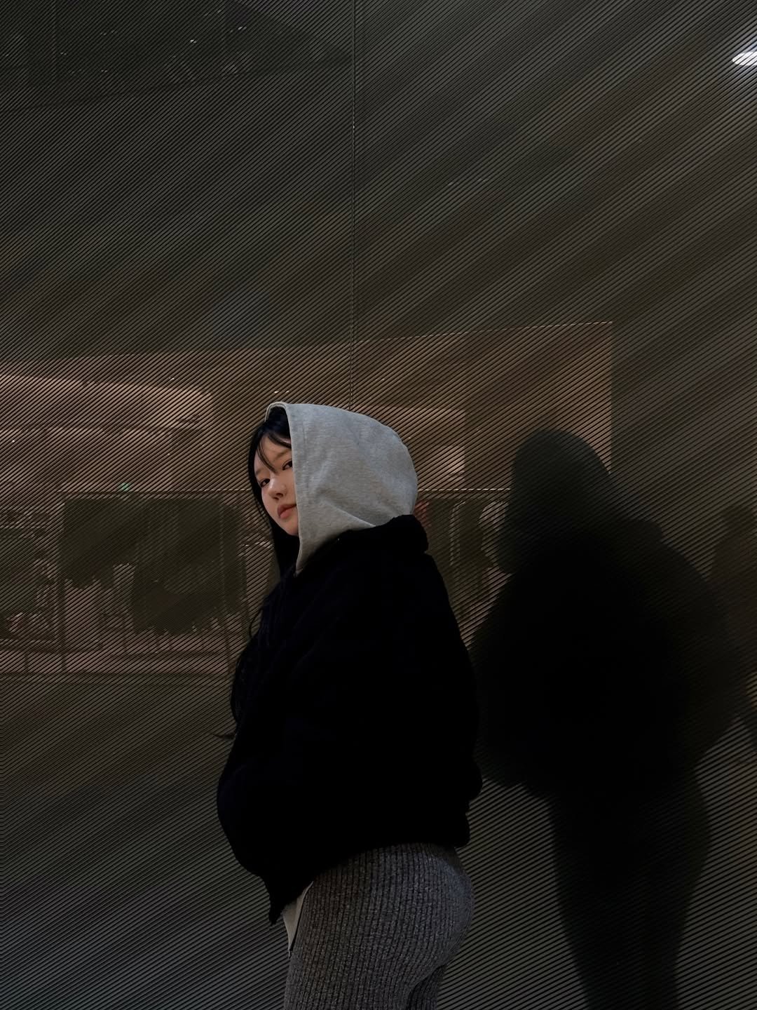 Photo shared by 𝐉𝐢𝐚𝐧🫧 일상  • 헬스 • 뷰티 •짐웨어 on December 27, 2025 tagging @levasse_official. May be an image of standing, sweatpants, parka, cloak and text.