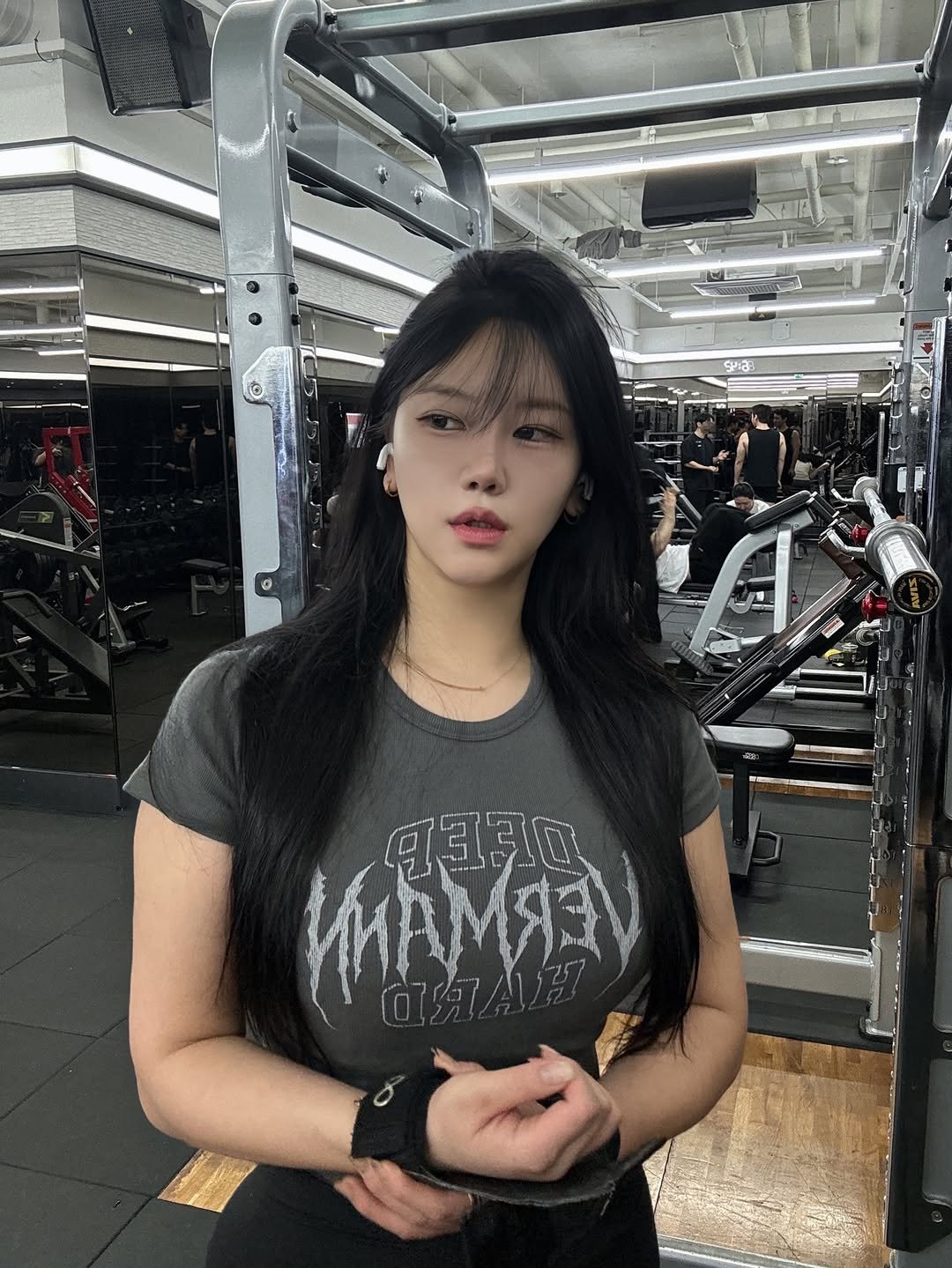 Photo shared by 𝐉𝐢𝐚𝐧🫧 일상  • 헬스 • 뷰티 •짐웨어 on December 28, 2025 tagging @vermann_official, and @ablegym_magok. May be an image of one or more people, hair, biceps, top and text.