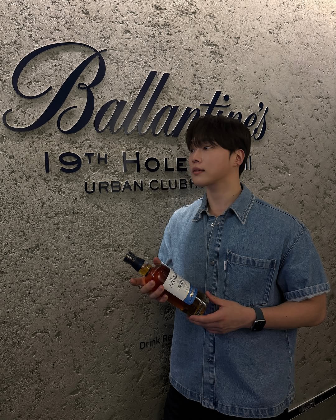 Photo by 지 훈 on March 26, 2026. May be an image of bottle, whiskey, silver oak tree and text that says 'Ballarting'.